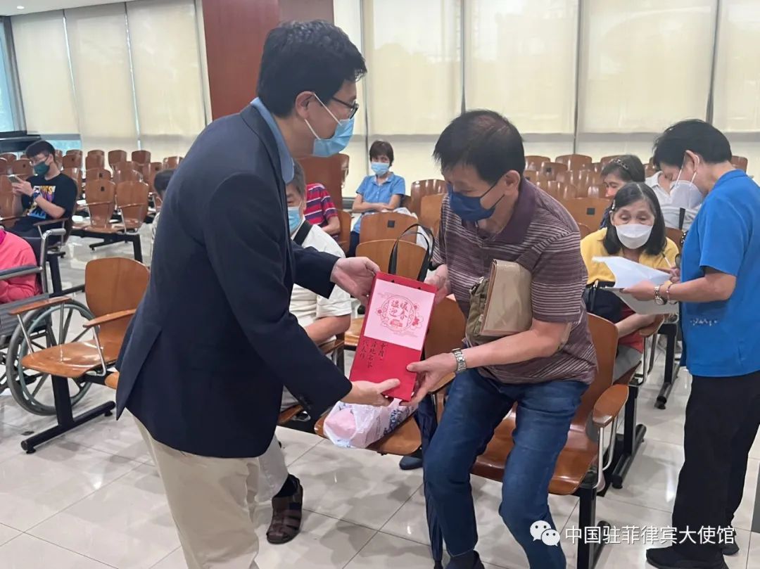 驻菲使馆举办“温暖迎春”老年同胞线下办证专场